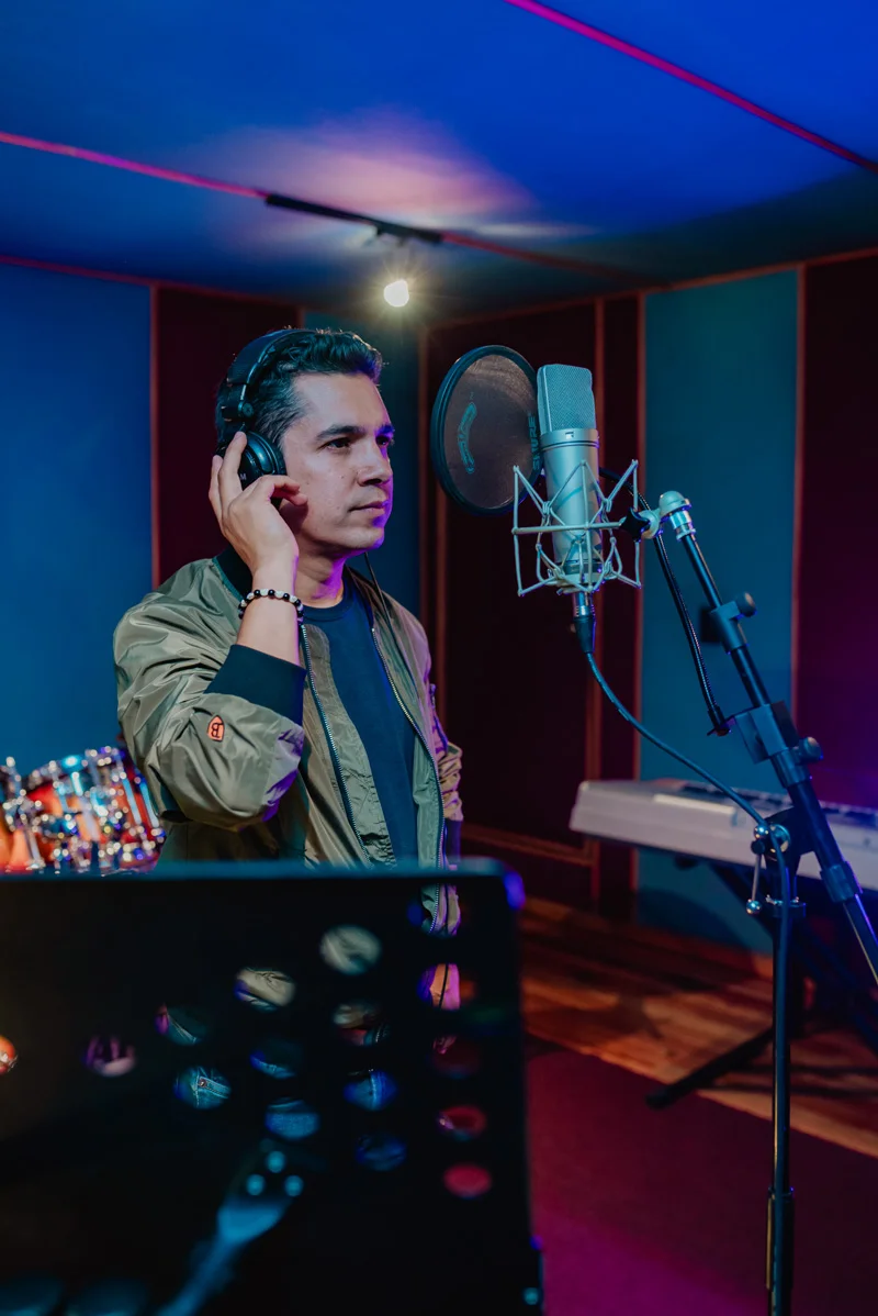 Louis Lara grabando voz en el estudio