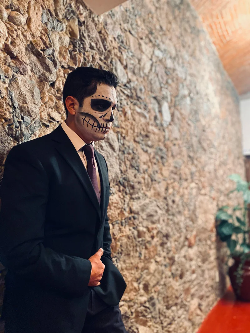 Louis Lara caracterizado como catrín para su propuesta artística mexicana